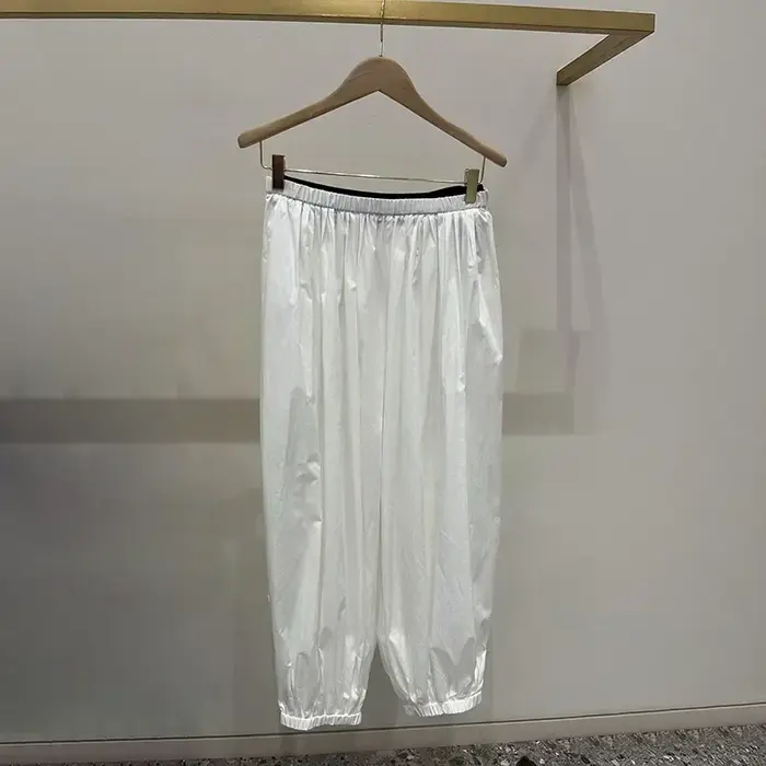 Chemise sans manches pour femme avec ourlet contrastant