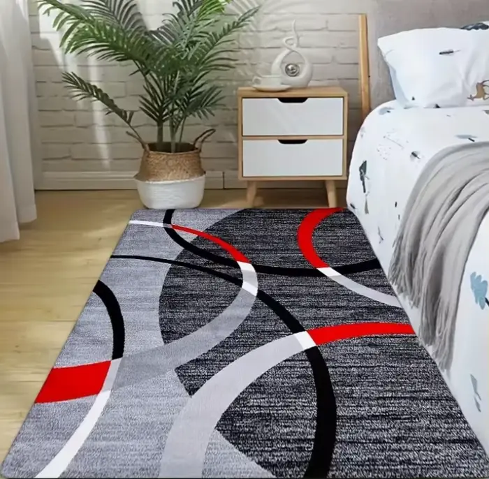 Ceci est un grand tapis avec une base noire