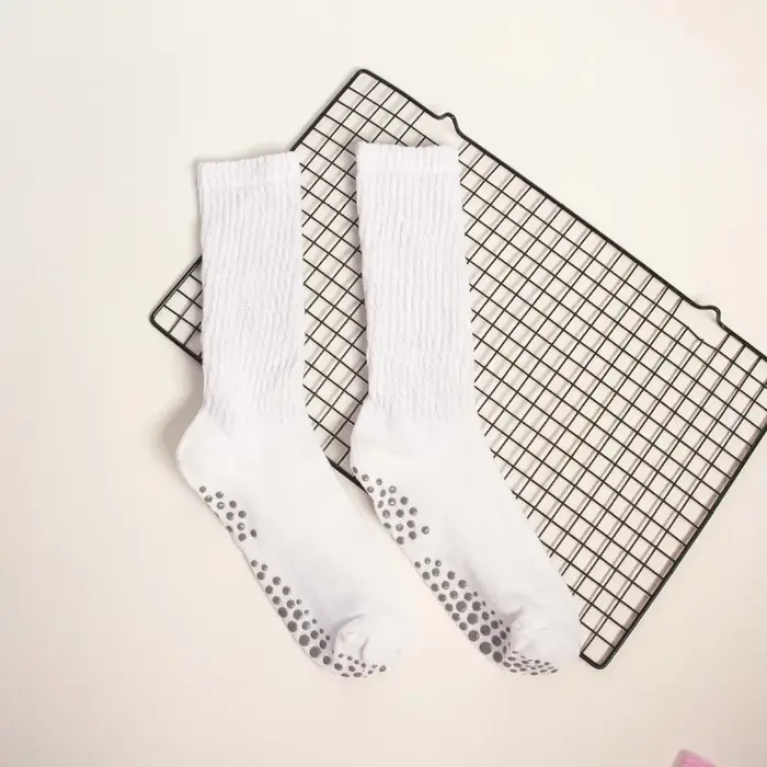 1 paire de chaussettes de sol antidérapantes en Silicone pour femmes