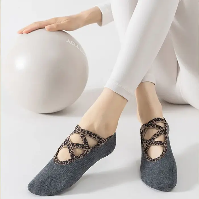 Chaussettes de yoga pour femmes en coton avec barre pivotante en silicone antidérapante pour Pilates