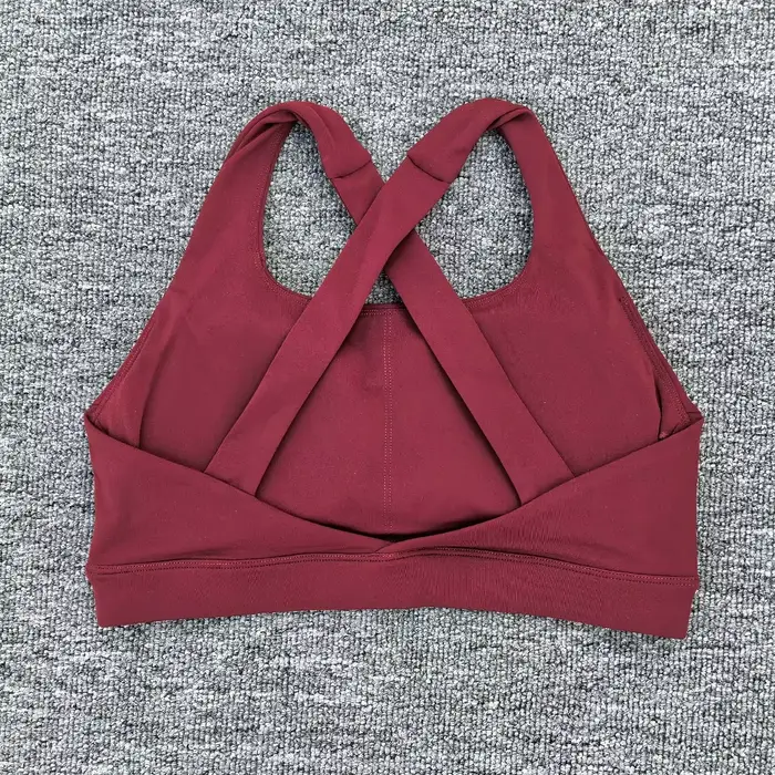 Femmes sport soutien-gorge croix haut