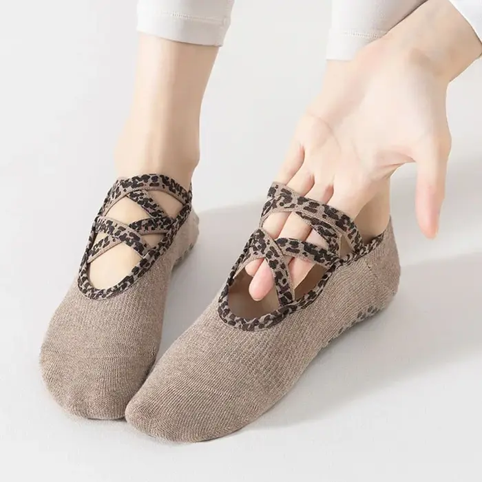 Chaussettes de yoga pour femmes en coton avec barre pivotante en silicone antidérapante pour Pilates
