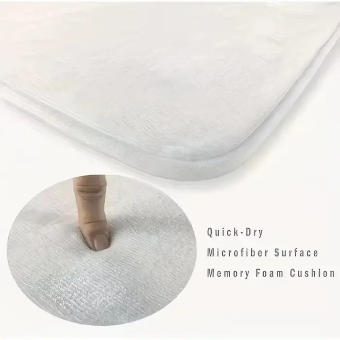 Ceci est un grand tapis avec une base noire