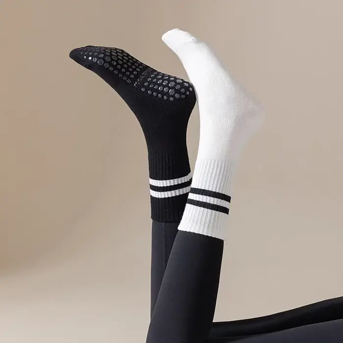 2025 nouvelles chaussettes Pilates avec poignées pour femmes