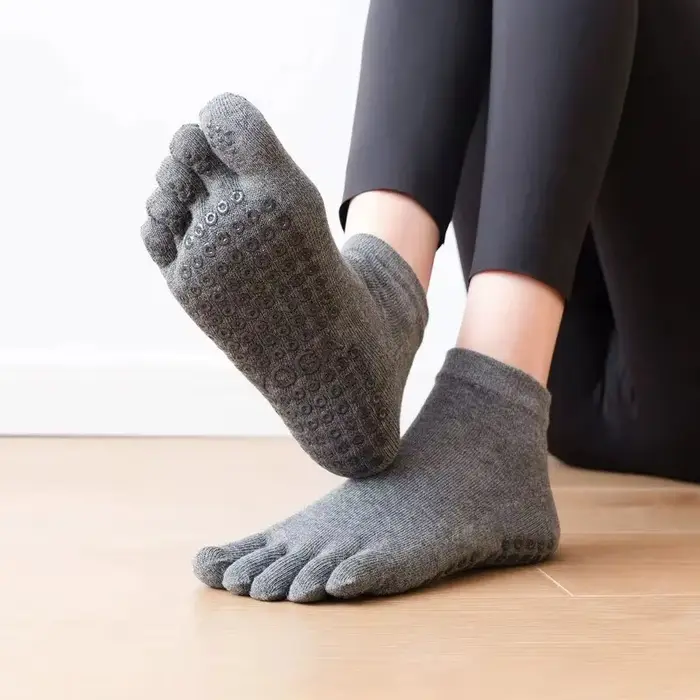 Cinq chaussettes respirantes coordonnantes en silicone pour femmes