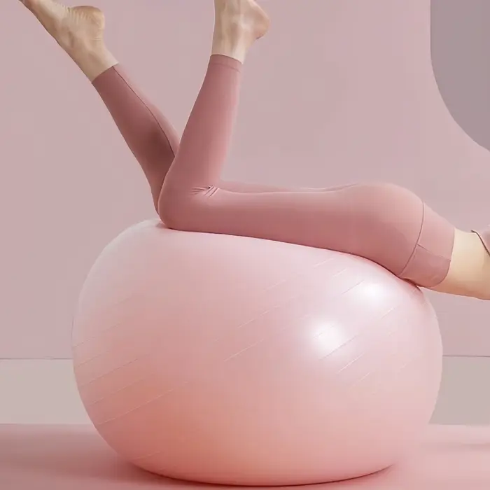 Les balles de fitness de haute qualité sont utilisées pour exercer la stabilité du Pilates et conviennent aux exercices d'étirement et de base.