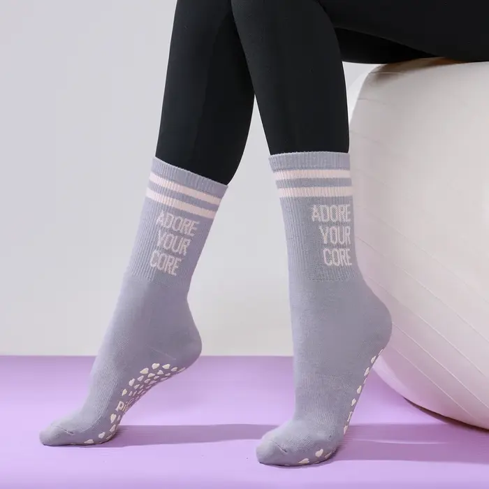 Chaussettes de Pilates pour femmes en coton rayé avec grip antidérapant en silicone