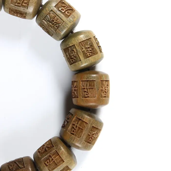 Mantra en bois de santal