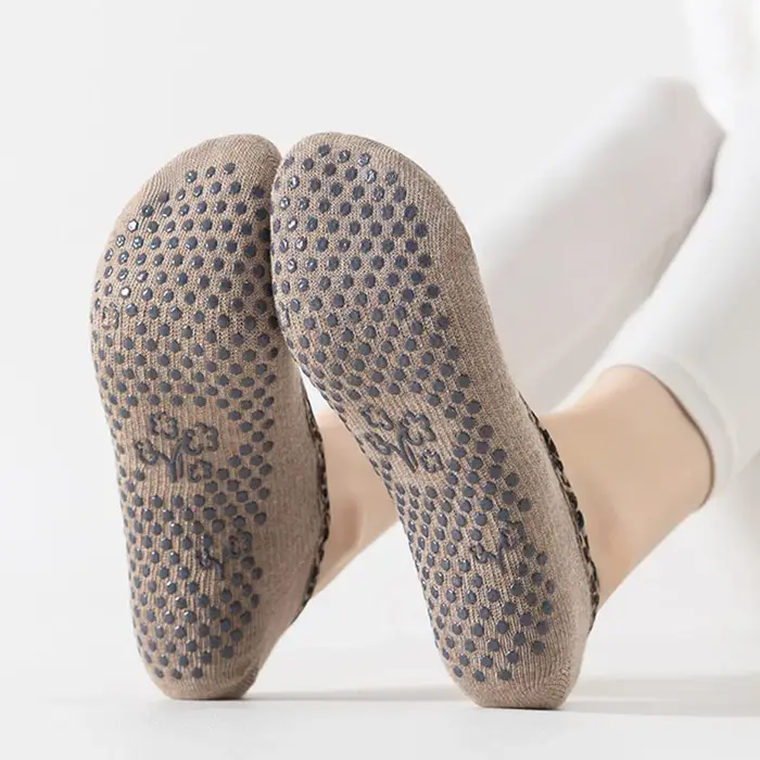 Chaussettes de yoga pour femmes en coton avec barre pivotante en silicone antidérapante pour Pilates