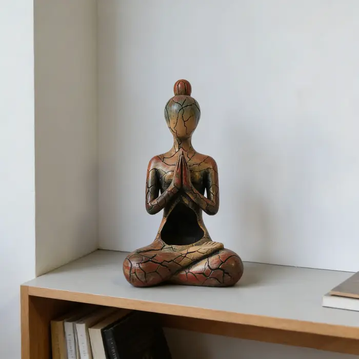 Statue de méditation en résine, une pièce de décoration intérieure unique qui apporte la tranquillité à votre espace, idéale pour être placée dans le bureau, le salon ou la chambre.