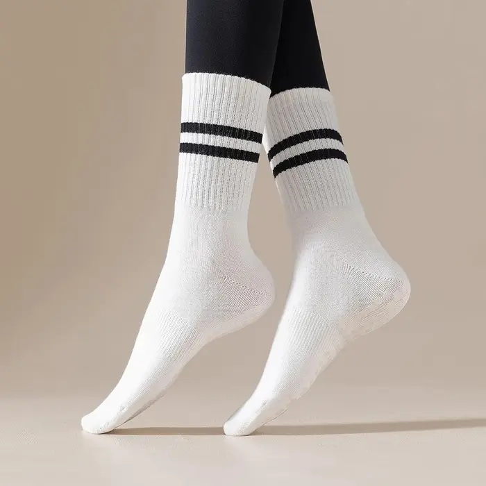 Chaussettes de yoga et de pilates avec poignées pour femmes