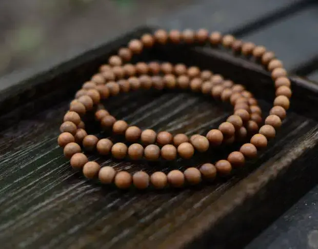 Bracelet mala 108 perles en bois de santal de Mysore naturel pour yoga