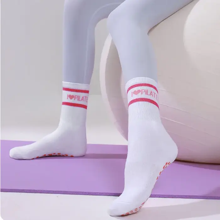 Chaussettes de Pilates pour femmes en coton rayé avec grip antidérapant en silicone