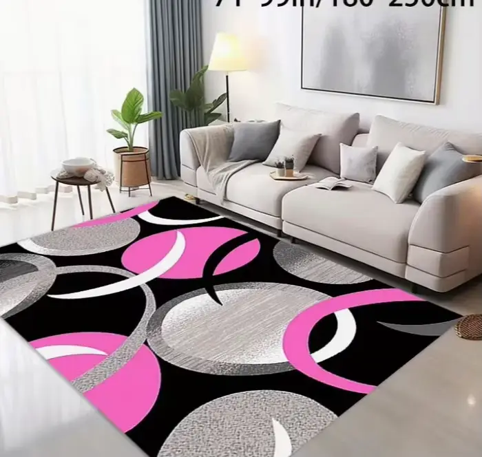 Ceci est un grand tapis avec une base noire