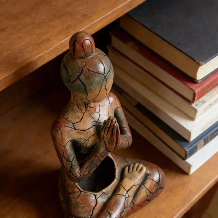 Statue de méditation en résine, une pièce de décoration intérieure unique qui apporte la tranquillité à votre espace, idéale pour être placée dans le bureau, le salon ou la chambre.