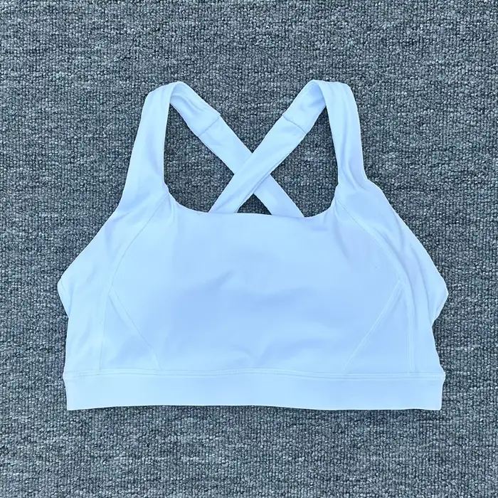 Femmes sport soutien-gorge croix haut